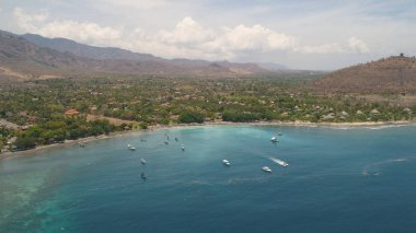 Dağları, kumsalı olan tropikal bir yer.