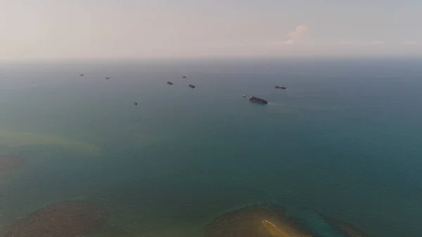 Barcaza con carbón en el mar — Foto de Stock