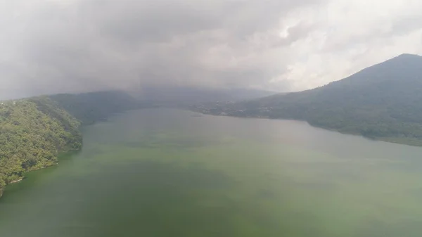 Danau di pegunungan Bali, Indonesia — Stok Foto
