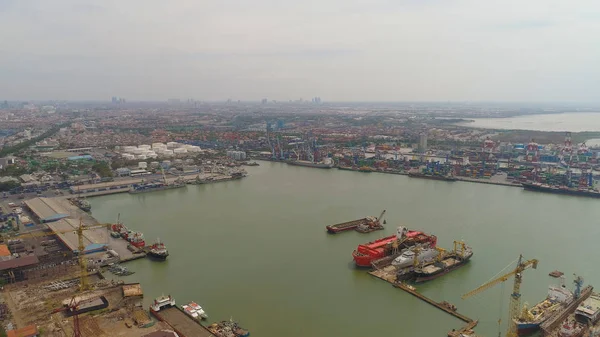 Porto de carga e passageiros em surabaya, java, indonésia — Fotografia de Stock