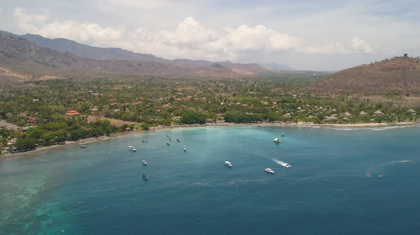 Dağları, kumsalı olan tropikal bir yer.