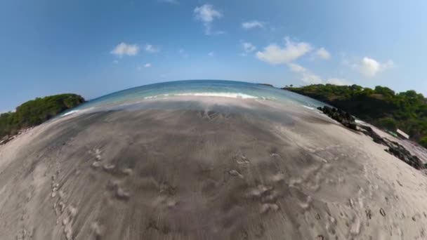 Αμμώδης παραλία σε ένα τροπικό θέρετρο — Αρχείο Βίντεο