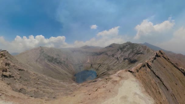 Vulcão ativo com cratera Bromo, Jawa, Indonésia . — Vídeo de Stock