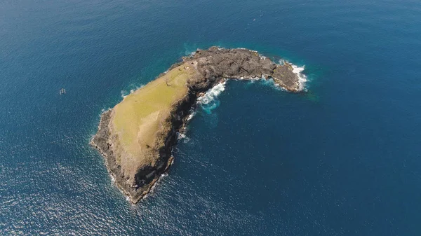 Skalista wyspa w oceanie. — Zdjęcie stockowe