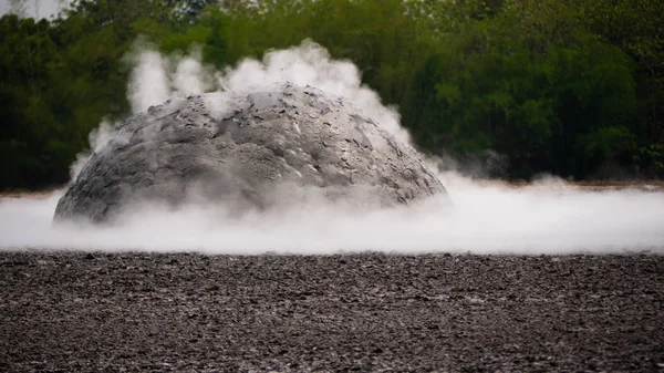 인도네시아의 쿠우를 강타 한 진흙 화산 — 스톡 사진