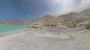 Krater gölü olan dağ manzarası
