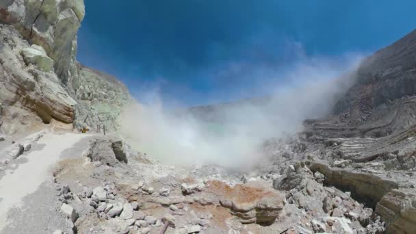 带火山口湖的山区景观 — 图库视频影像
