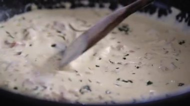 Karışık spagetti ve carbonara sosu pişir Şef tavada spagetti carbonara pişiriyor..