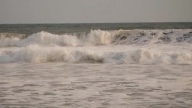 Büyük dalgalı okyanus