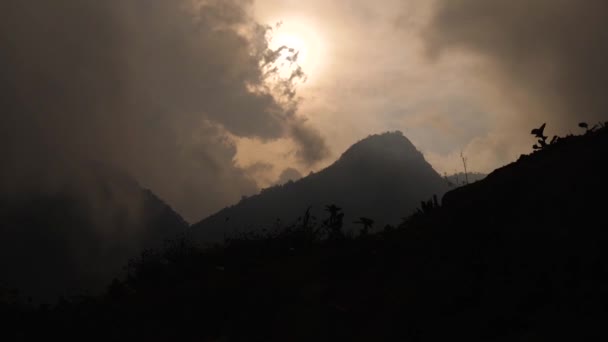 Σιλουέτες βουνά ενάντια στον ήλιο — Αρχείο Βίντεο
