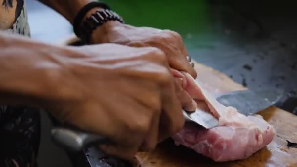 Knife hand cuts meat — Stock Video