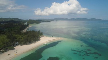 Plaj ve deniz manzaralı bir deniz manzarası. Filipinler, Luzon.