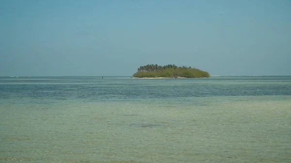 Biała piaszczysta plaża. Filipiny. — Zdjęcie stockowe