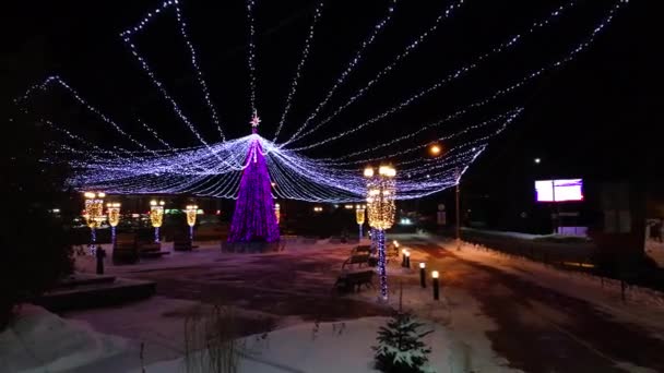 Iluminación de Navidad en la noche de invierno — Vídeo de stock