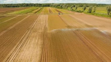 Tarım arazisindeki sulama sistemi.