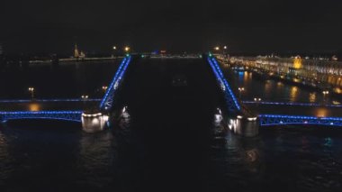 Geceleyin nehir üzerinde aydınlık bir köprü