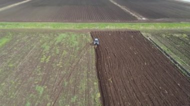 Traktör arazi pulluklar.