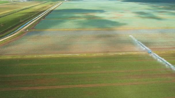 Sistema de riego en tierras agrícolas. — Vídeo de stock