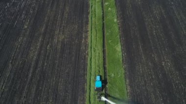 Tarım arazisindeki sulama sistemi.