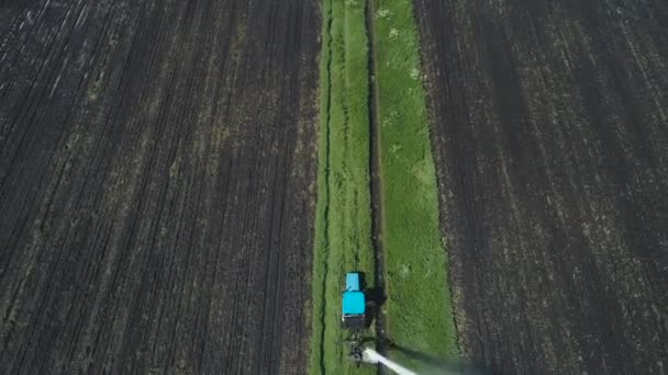 Sistema di irrigazione sui terreni agricoli. — Video Stock