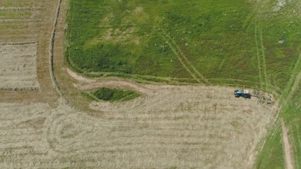 Tractor met harkschudders op het landbouwbedrijf. — Stockvideo