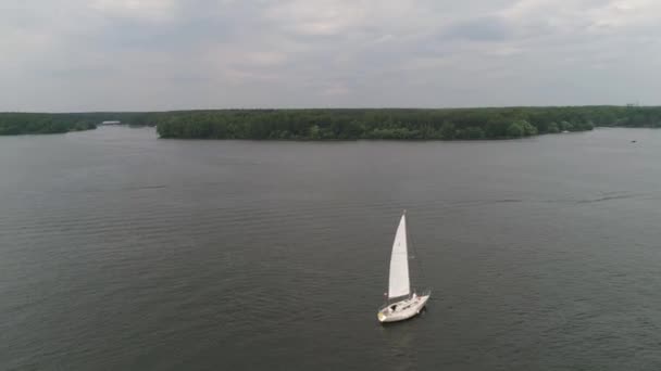 Couple on sailboat — Stock Video