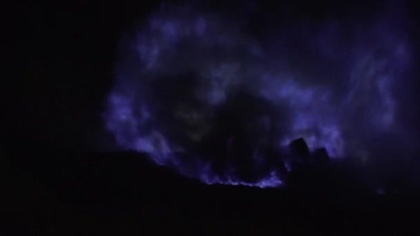 Голубой серный огонь вулкана Кава Иджен. — стоковое видео