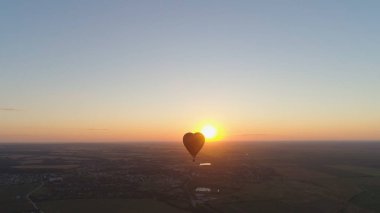 Sıcak hava balonu gökyüzünde kalbi şekillendirir