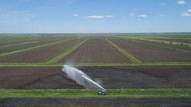 Tarım arazisindeki sulama sistemi.