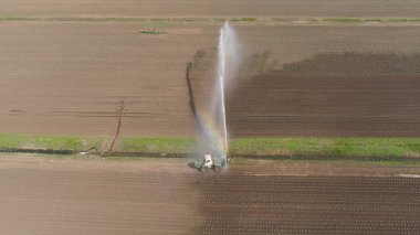 Tarım arazisindeki sulama sistemi.