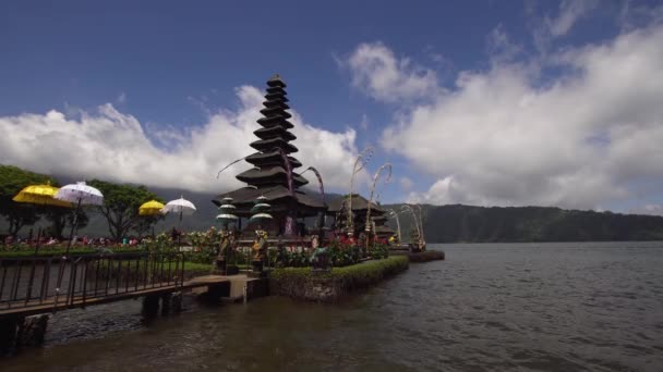 Индуистский храм на острове Бали. Пура Улун Дану Мбакан . — стоковое видео