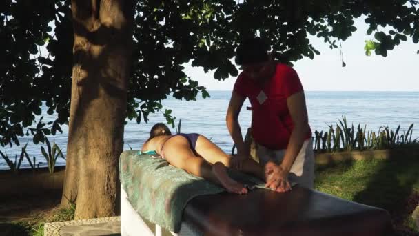 Frau bei einer Massage für Mädchen in Asien. Bali, Indonesien. — Stockvideo