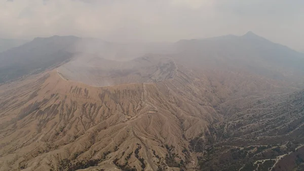Гірський пейзаж з активним вулканом — стокове фото