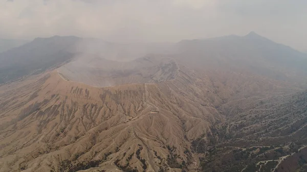 Paisaje de montaña con un volcán activo — Foto de Stock