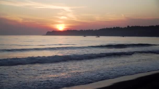 Puesta de sol en la costa del mar — Vídeos de Stock