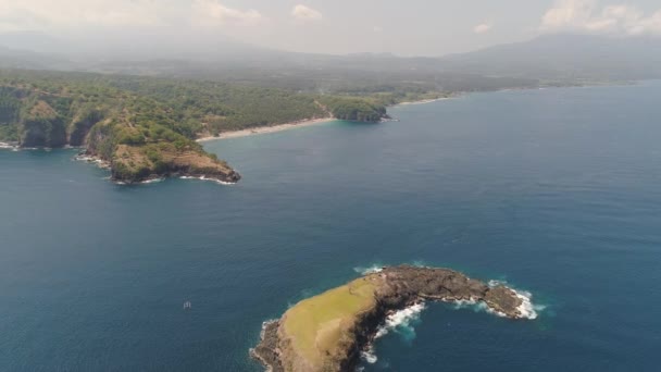 Okyanustaki Rocky Adası. — Stok video