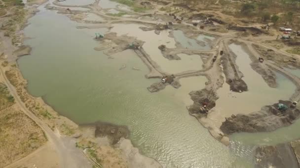 Reiniging en verdieping door bagger op de rivier. java, Indonesië — Stockvideo