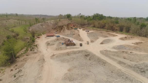 Lugar de construcción en la ladera de la montaña — Vídeo de stock