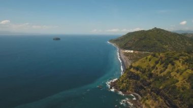 Tropikal manzara, deniz, sahil, dağlar.