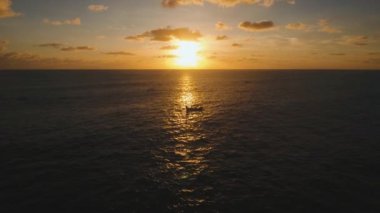 Gün batımında su yüzeyi görüntüsü. Bali.