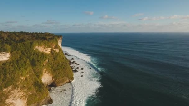 Felsige Küste auf der Insel Bali. Luftaufnahme. — Stockvideo