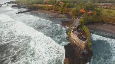 Endonezya 'daki Tanah Lot Bali adasındaki Hindu tapınağı..