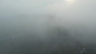 Sis dağlarda yolda. Bali, Endonezya.