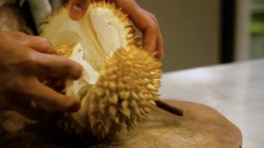 Durian soymak çalışan adam