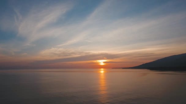 Sonnenuntergang an der Meeresküste. Bali, Indonesien. — Stockvideo