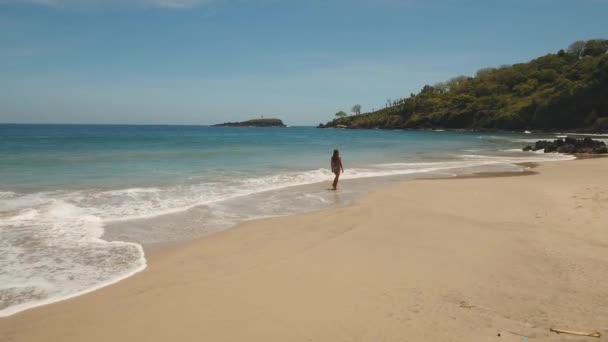 Kumsalda yürüyen bir kız. Bali, Endonezya. — Stok video