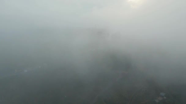 Straße in den Bergen im Nebel. bali, indonesien. — Stockvideo