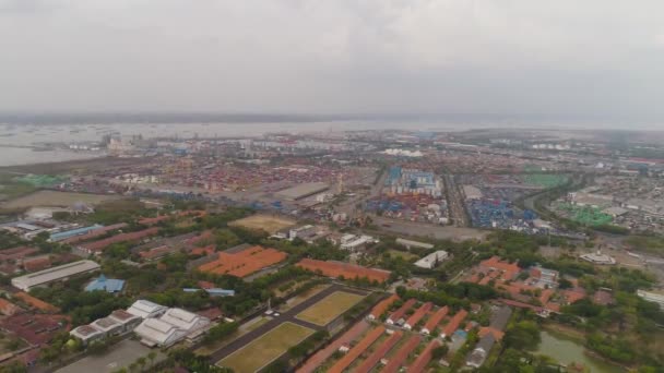 Teher- és utastengeri kikötő Surabayában, Javában, Indonéziában — Stock videók