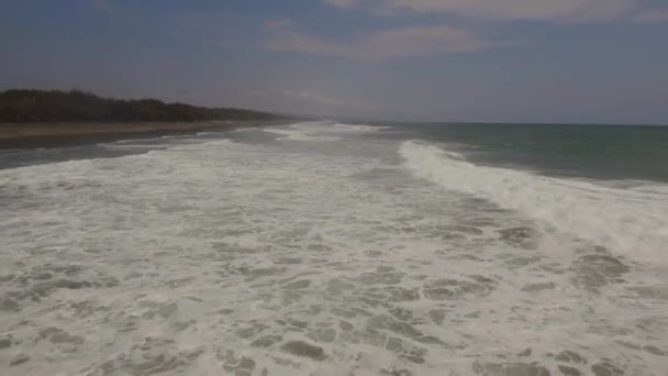Επιφάνεια νερού με μεγάλα κύματα, εναέρια άποψη. — Αρχείο Βίντεο