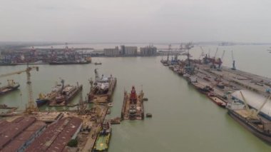 Surabaya, Java, Endonezya 'daki kargo ve yolcu limanı